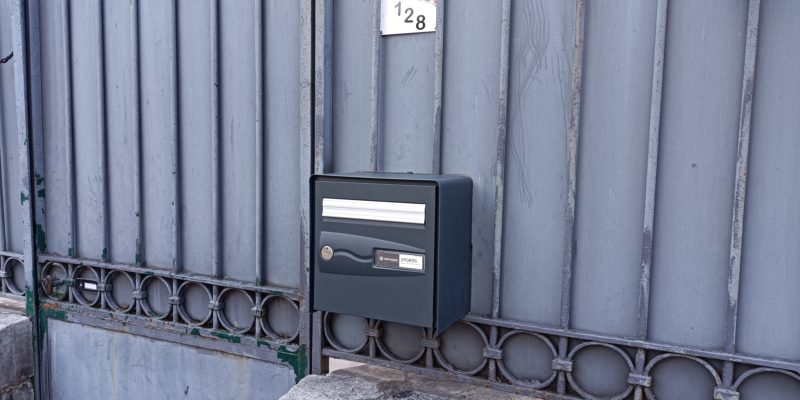 Installation d'une boite aux lettres dans une cloture