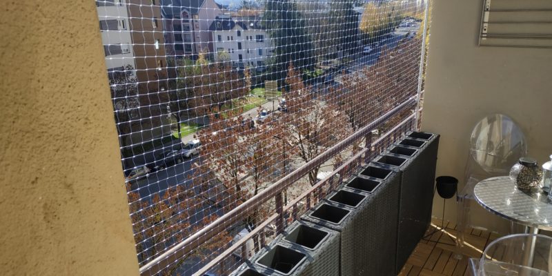 Pose de filet de protection pour chat sur balcon