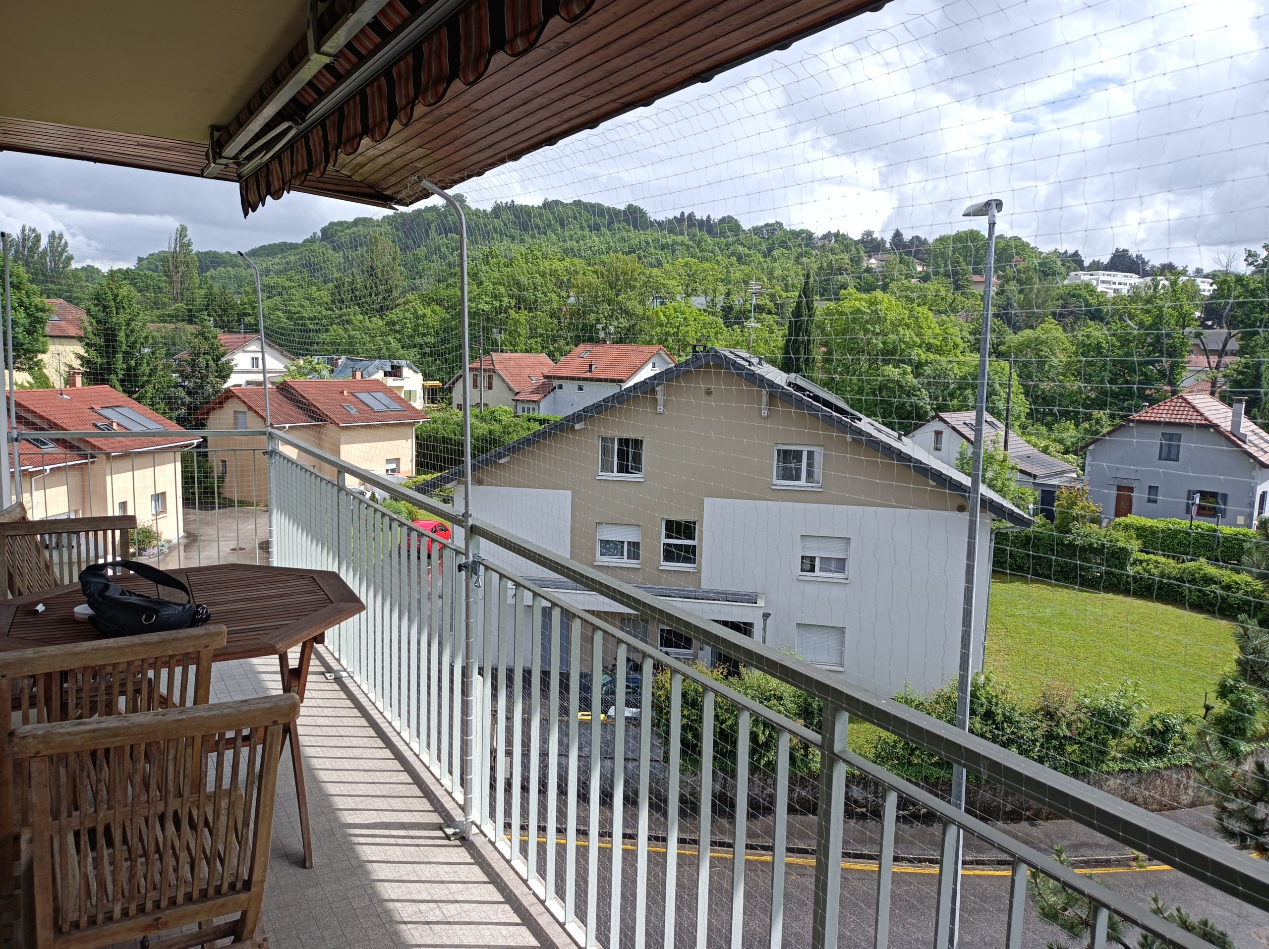 Comment installer un filet sur le balcon pour le chat ?