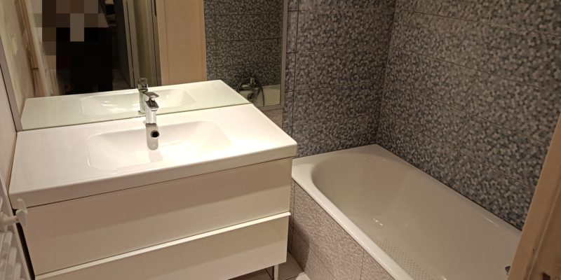 Rénovation d'une salle de bain avec faïence et meuble vasque