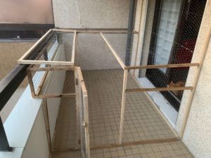 fabrication d'un enclos pour chat sur balcon