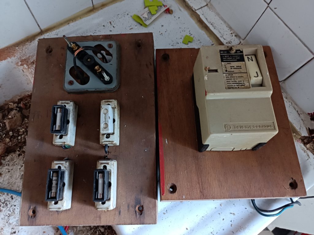 Ancien compteur, Electricité, rénovation de maison Luzy