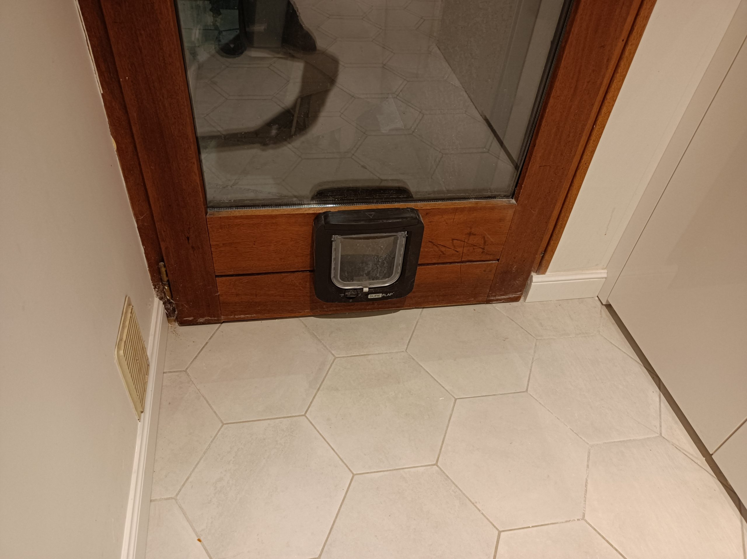 Installation de chatière dans une porte