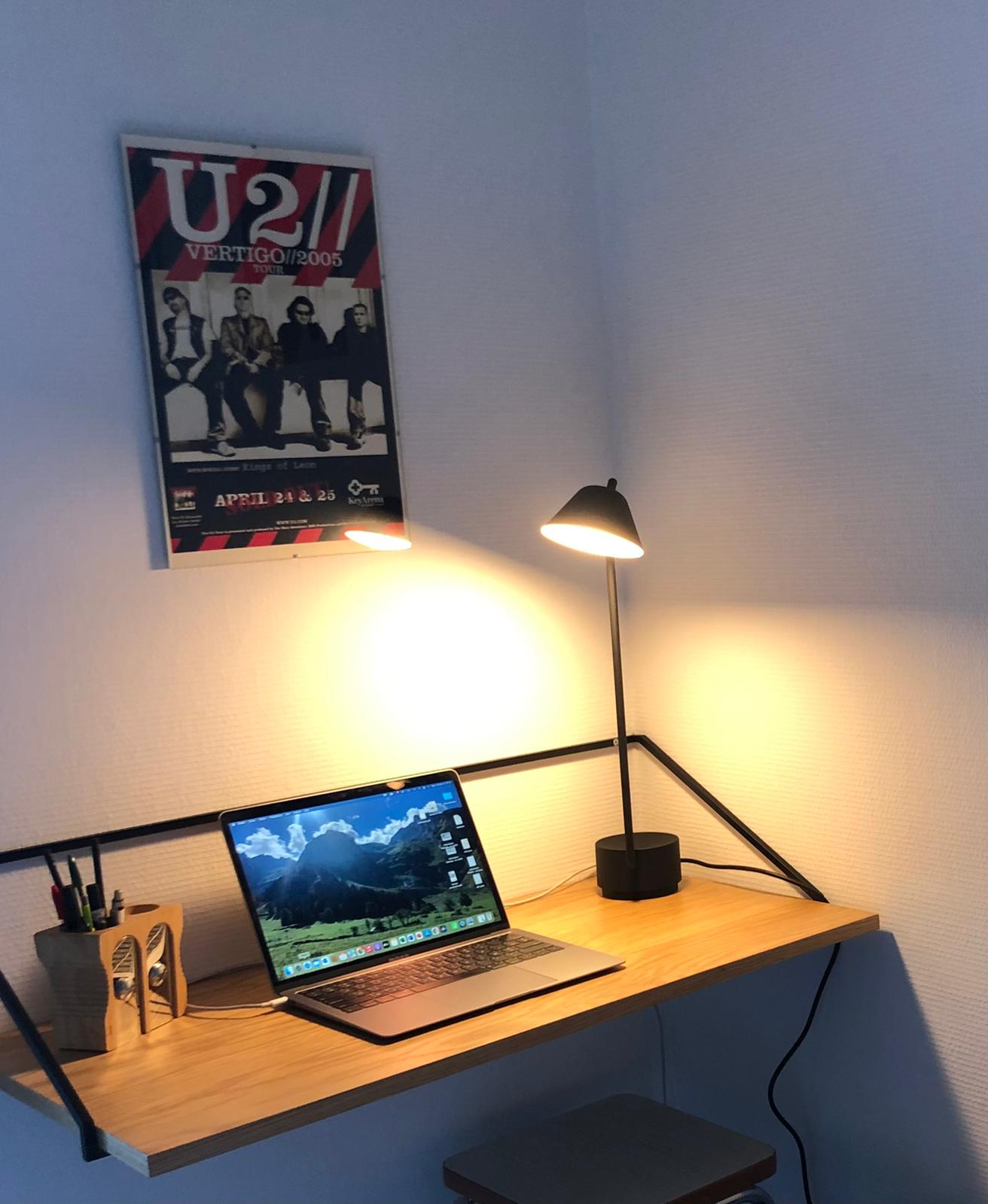 Installation de bureau, étagères et tableaux