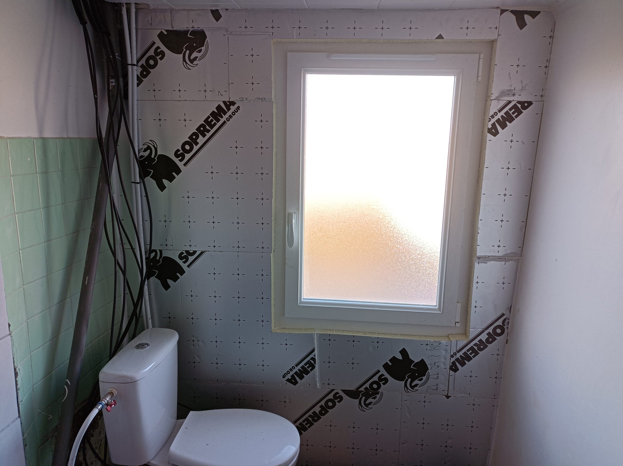 Isolation des murs mousse de polyuréthane, rénovation de maison Luzy