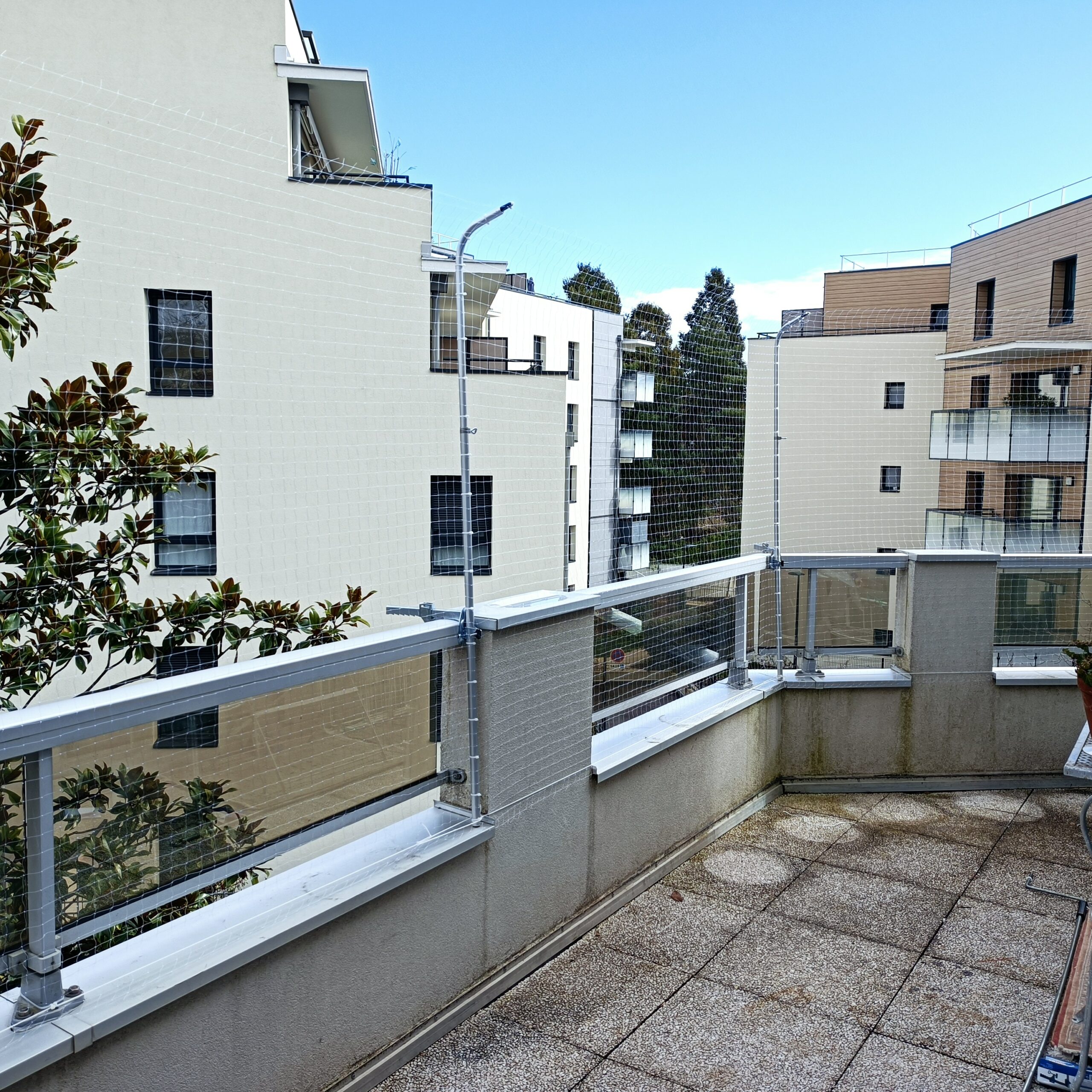 Installation de filets de protection anti chute sur balcon