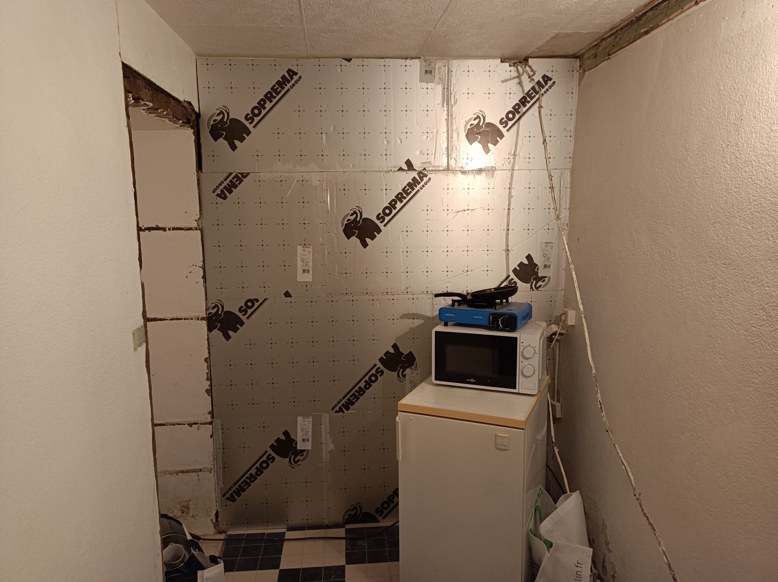 Isolation des murs mousse de polyuréthane, rénovation de maison Luzy