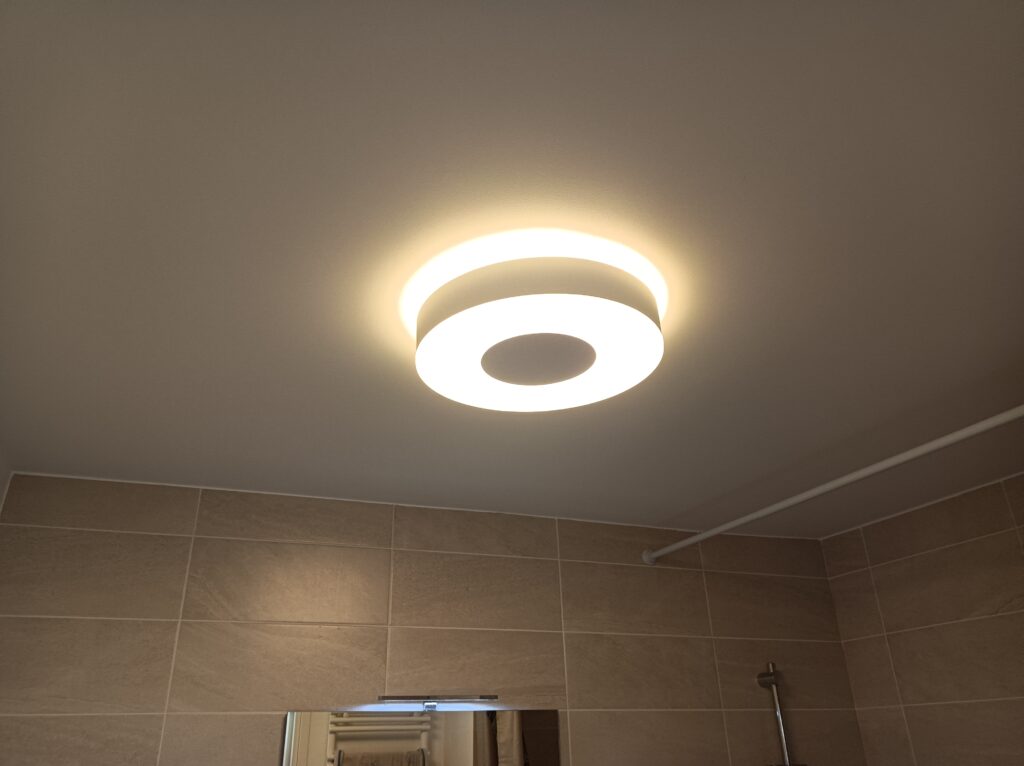 Pose de lustre connecté dans salle de bains