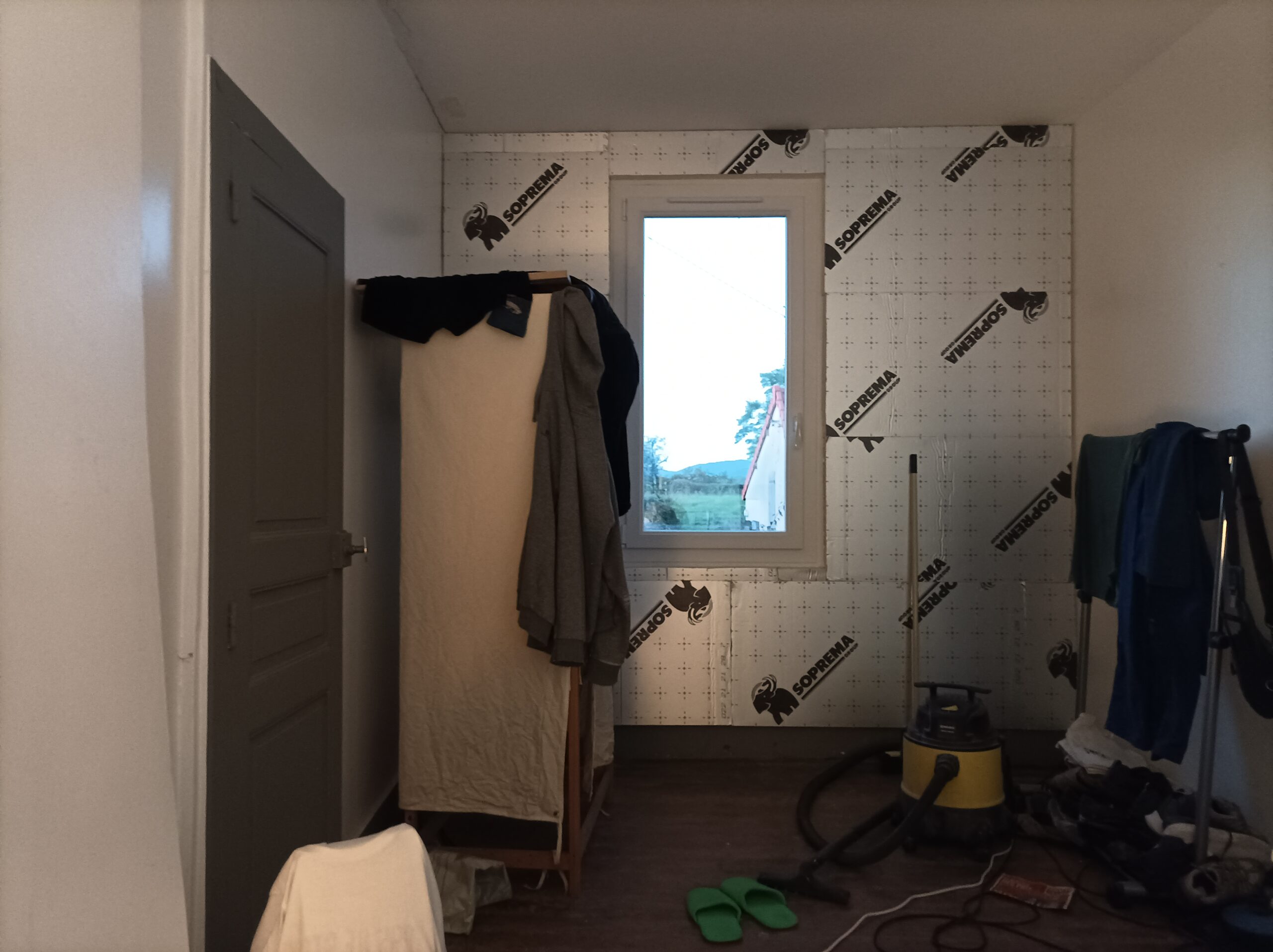 Isolation des murs mousse de polyuréthane, rénovation de maison Luzy