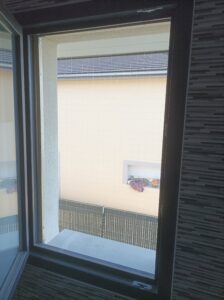 Création et pose de cadres de fenêtres avec filet de protection transparent anti chute