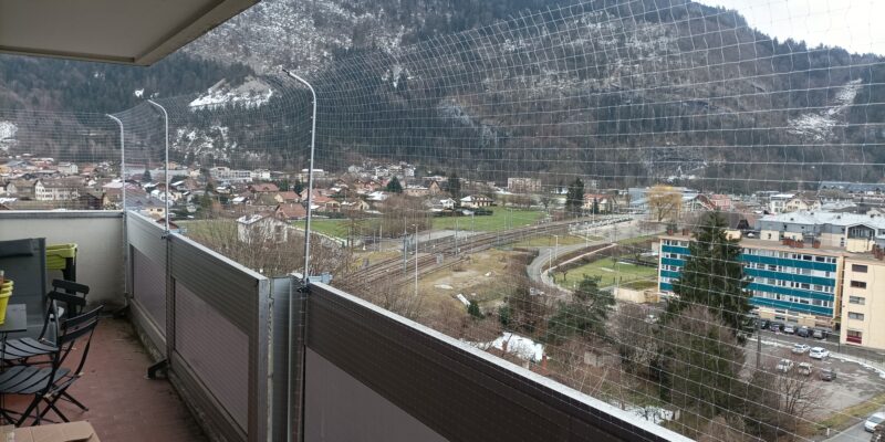 Installation de filets de protection anti chute sur balcon à Annecy