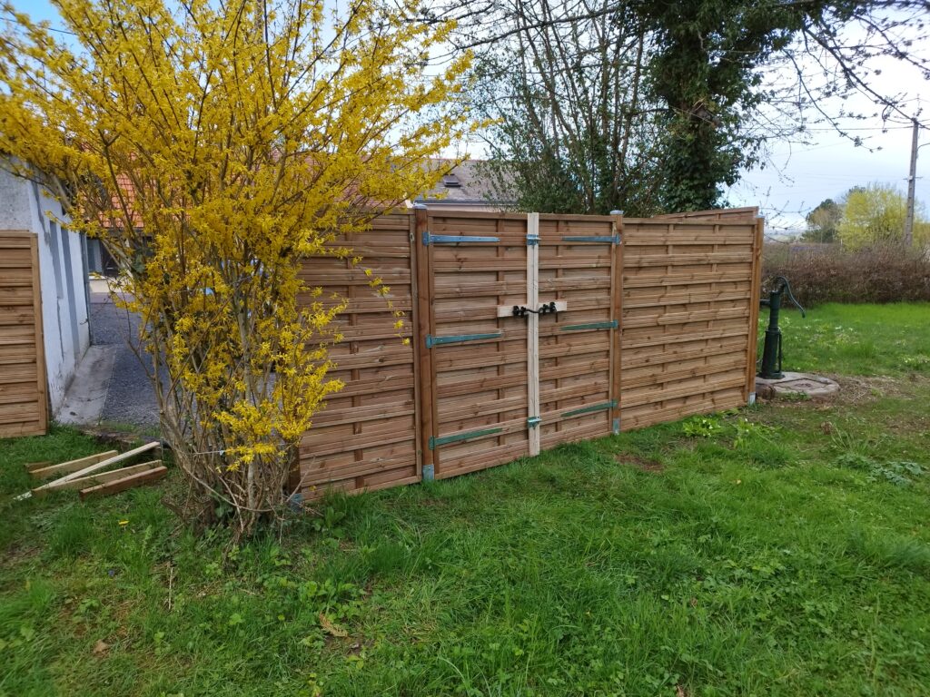 Pose d'une cloture en bois