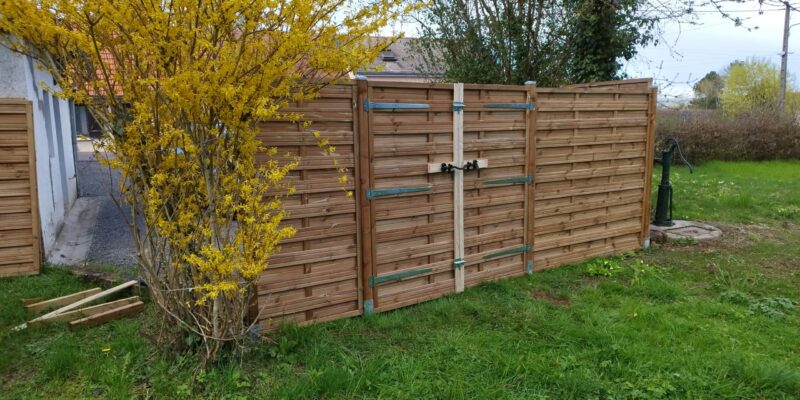 Pose d'une cloture en bois