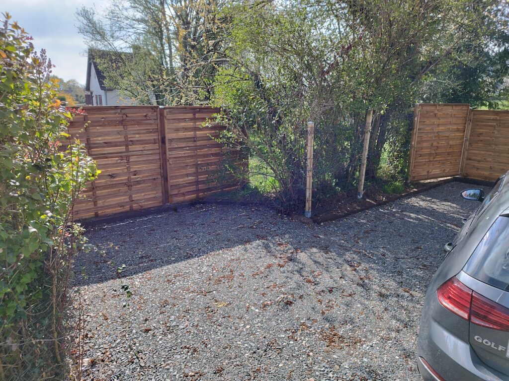 Pose d'une cloture en bois et grillage