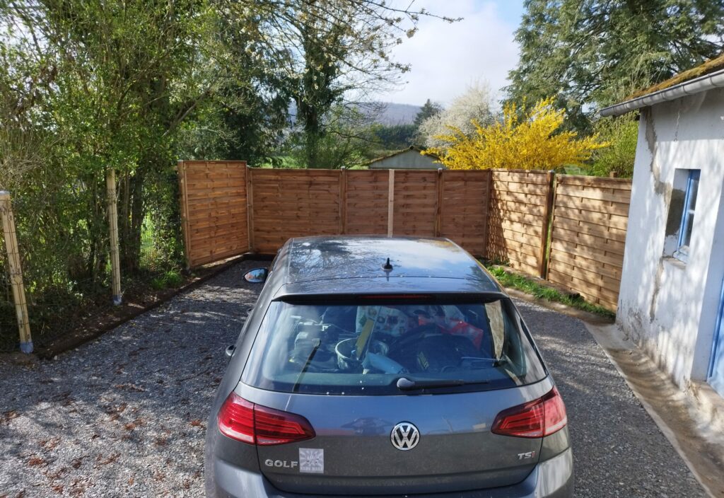 Pose d'une cloture en bois