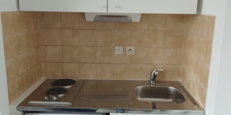 Pose de meubles haut dans une kitchenette