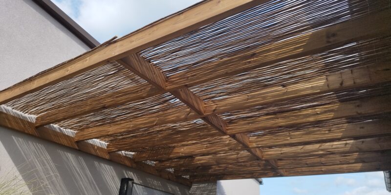 Pose de canisses sur une pergola