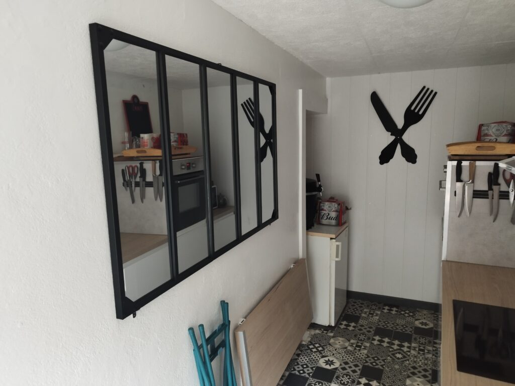 Pose d'un miroir industriel dans la cuisine