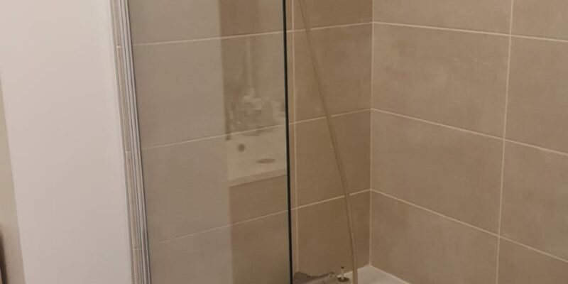 Pose d'une paroi de douche à Annecy