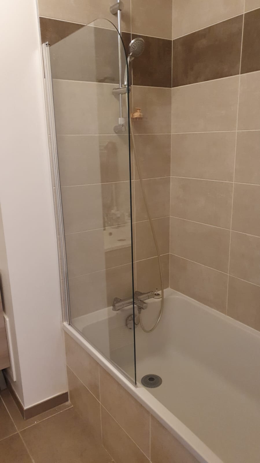 Pose d'une paroi de douche à Annecy