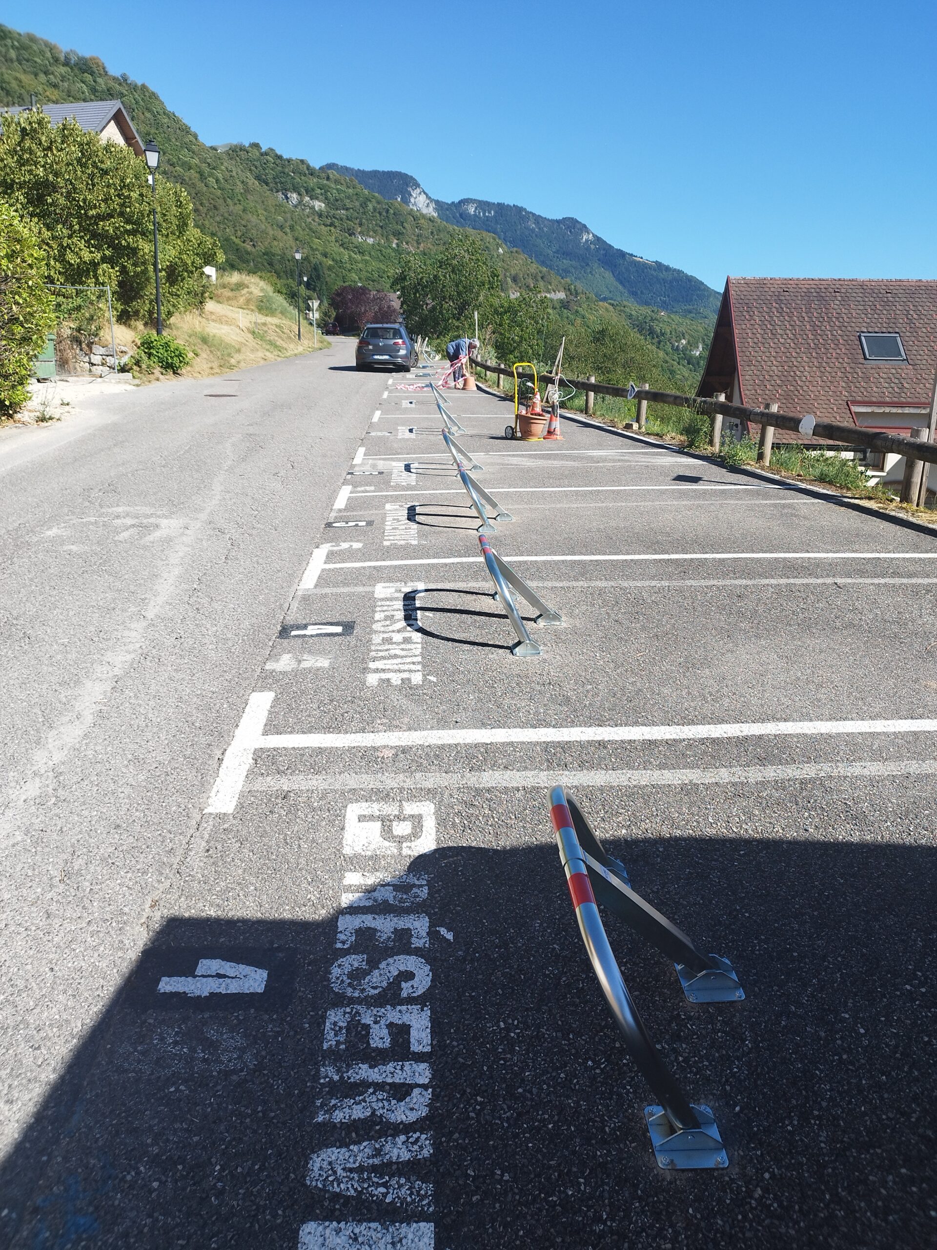 Pose d'arceaux de parking à Talloires