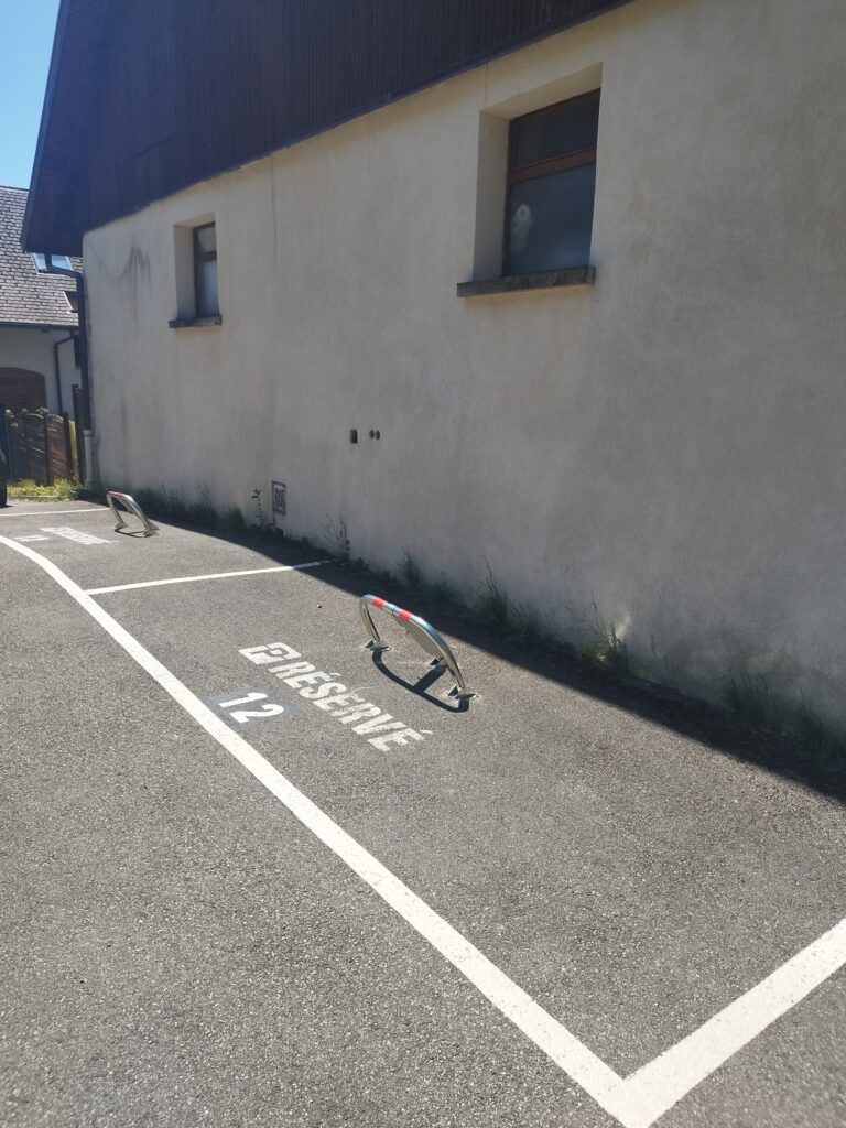 Pose d'arceaux de parking à Talloires